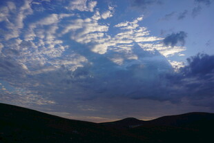 黄昏时分的山峦与天空