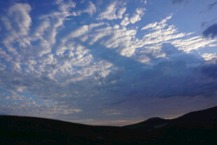 黄昏时分的山峦与天空