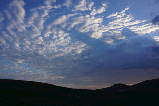 山间暮色中的壮丽云层