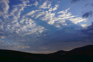 黄昏时分的山峦与云彩