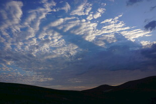 黄昏时分的山峦与天空