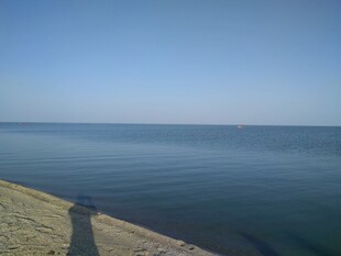 海边沙滩上的静谧蓝色海面