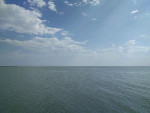 广阔海面与蓝天白云美景