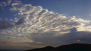 壮丽云海下的黄昏景致