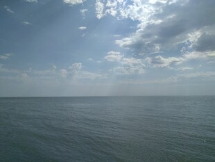 广阔海面与蓝天白云