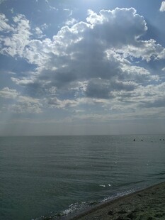 海边天空与广阔海面景象