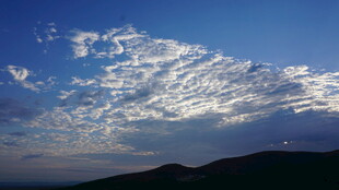 蓝天飘絮状白云的美丽景致