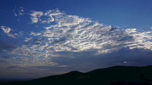 蓝天之上的梦幻云朵