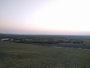 黄昏下的开阔原野景色