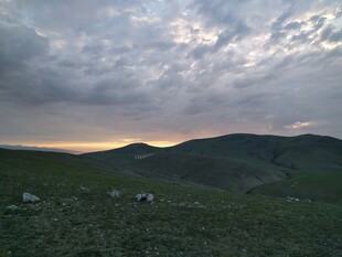 黄昏下的山峦与云层