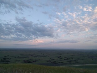 草原暮色天空美景如画