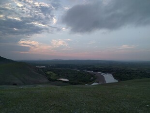黄昏下的原野与蜿蜒河流