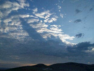 夕阳下的天空与远山