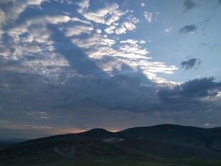 夕阳下的山峦与天空美景