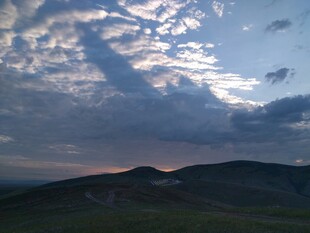 黄昏时分的山峦与天空