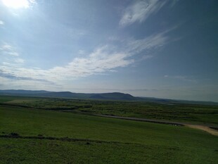 广袤草原与蓝天相映成趣