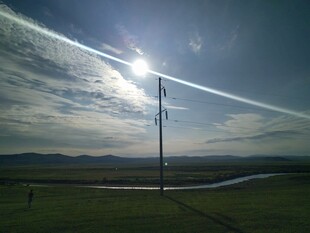草原上的阳光与电线杆