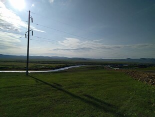 田野风光中的电线杆与蓝天