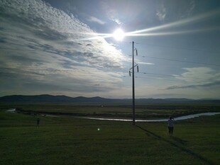 阳光下的田野与通信杆