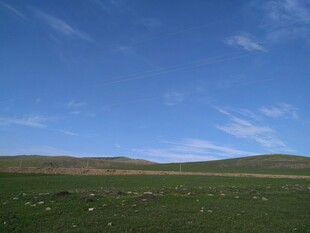 广袤草原与蓝天美景