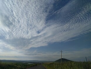 乡村旷野的美丽天空景象