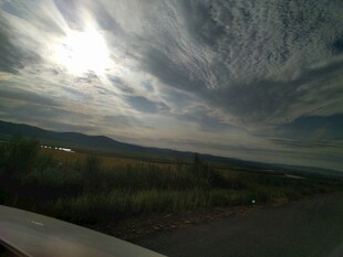 公路上的天空与阳光景色