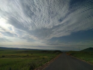 旷野公路上的壮美天空