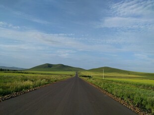 旷野中的笔直公路