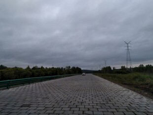 阴沉天色下的砖石道路