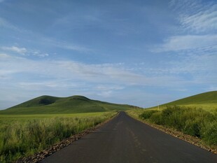 草原中的蜿蜒公路