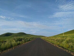 草原中的延伸公路