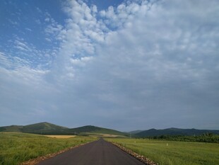 草原公路 通向蓝天白云