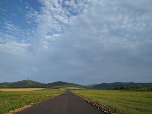 旷野中的蜿蜒公路