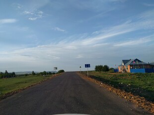 乡村公路边的宁静小屋