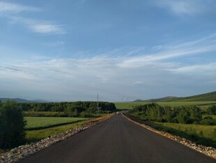 宽阔公路延伸至远方