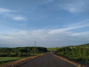 宽阔公路延伸至远方