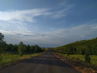 乡间公路 蓝天白云绿树相伴