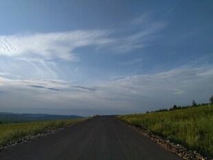 乡间公路 蓝天白云绿草