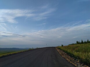 旷野中的延伸公路