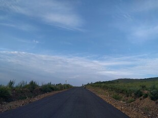 旷野中的延伸公路