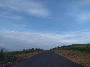 乡间公路 蓝天白云相伴