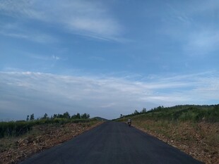 乡间公路 蓝天白云相伴