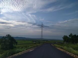 乡间公路 远方的电力铁塔