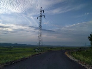 田野间的输电线路