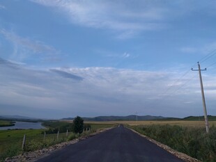乡间公路 蓝天白云下的风景