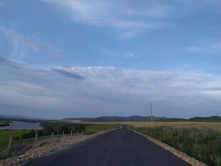 乡间公路 蓝天白云下的风景