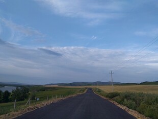 乡间公路 蓝天白云下的风景
