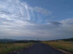 旷野中的延伸公路