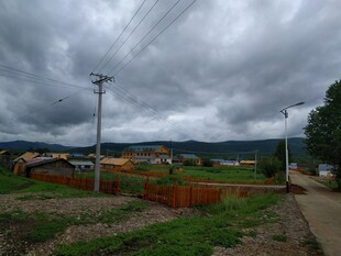 乡村田野间的阴沉天色