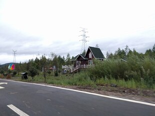 公路旁的森林小屋